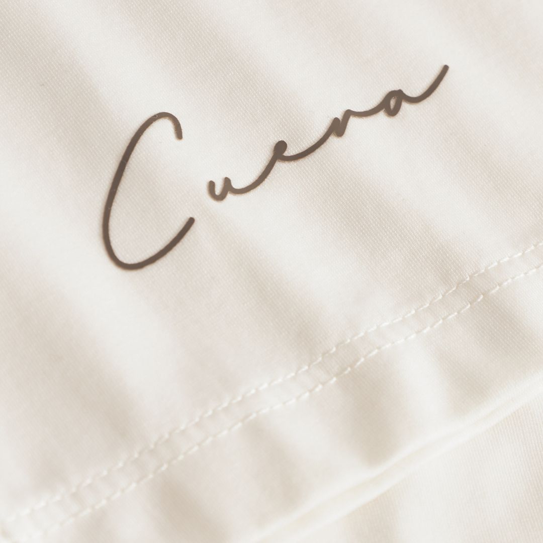 Cuera Oncourt Slit Top SS in Off White, logo print detail